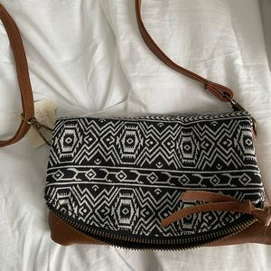 LEATHER SHOULDER PURSE